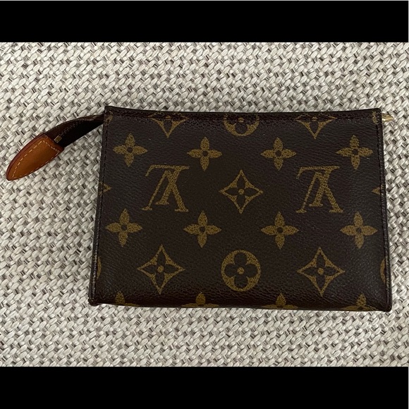 Authentic Louis Vuitton Toiletry Pouch 15 Monogram - Picture 2 of 14